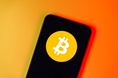 Prag, Çek: Logo bitcoin ile izole edilmiş arka planda modern akıllı telefon aygıtı 