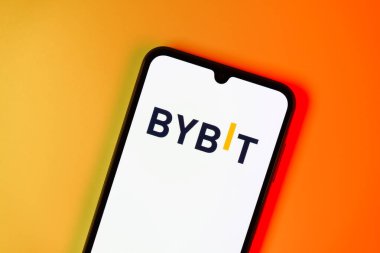 Prag, Çek: Logo bybit ile izole edilmiş arkaplanda modern akıllı telefon aygıtı