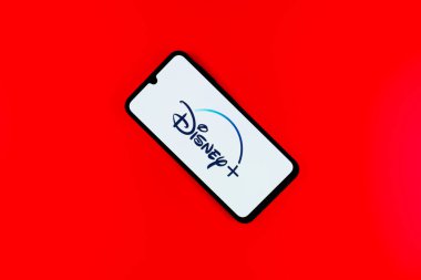 Prag, Çek: Logo Disney ile izole edilmiş arka planda modern akıllı telefon aygıtı+