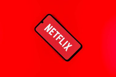 Prag, Çek: Logo netflix ile izole edilmiş arka planda modern akıllı telefon