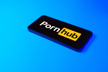 Prag, Çek: Logo porno merkezli izole edilmiş arka planda modern akıllı telefon aygıtı