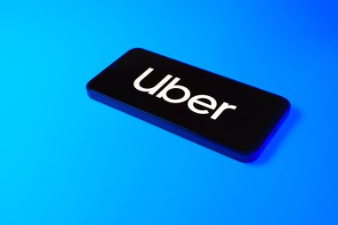 Prag, Çek: Logo Uber ile izole edilmiş arka planda modern akıllı telefon aygıtı 