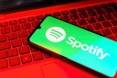 Prag, Çek: Logolu modern akıllı telefon arka planda dizüstü bilgisayarla spor yapıyor 