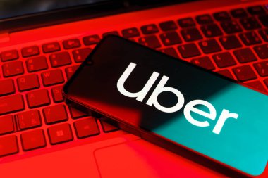 Prag, Çek Cumhuriyeti - 10 21 2024: Uber logosunu gösteren akıllı telefon.