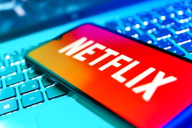 Prag, Çek Cumhuriyeti - 21 Ekim 2024: Netflix logosunu gösteren dizüstü bilgisayardaki modern akıllı telefon aygıtı.