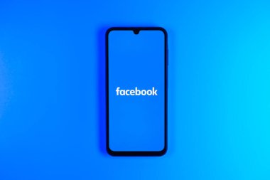 Prag, Çek: Logo facebook ile izole edilmiş arka planda modern akıllı telefon