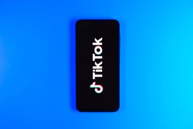 Prag, Çek: Logo tik tok ile izole edilmiş arka planda modern akıllı telefon aygıtı 