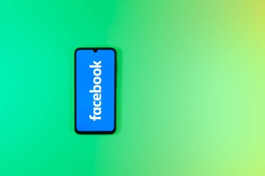 Prag, Çek: Logo facebook ile izole edilmiş arka planda modern akıllı telefon aygıtı