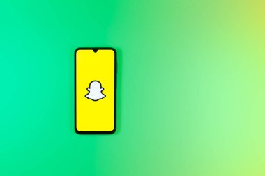 Prag, Çek Cumhuriyeti - 10 21 2024: Snapchat logosunu gösteren akıllı telefon.