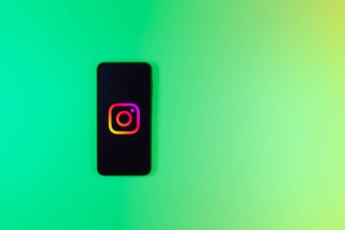 Prag, Çek: Logo instagramı ile izole edilmiş arka planda modern akıllı telefon aygıtı 