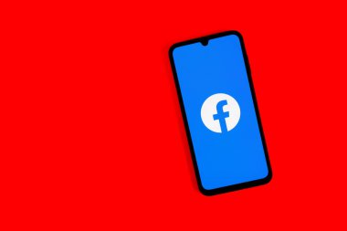 Prag, Çek Cumhuriyeti - 720 2024: Facebook logosu gösteren akıllı telefon. Facebook bir sosyal ağdır