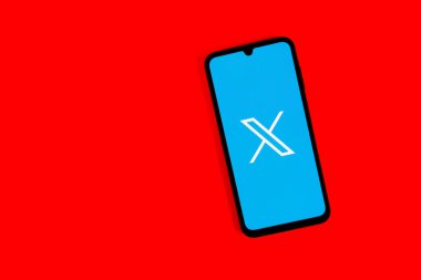 Prag, Çek Cumhuriyeti - 720 2024: Sosyal ağ X logosunu gösteren akıllı telefon.