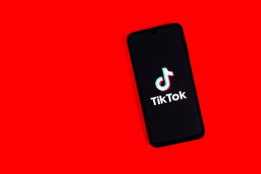 Prag, Çek: Logo tik tok ile izole edilmiş arka planda modern akıllı telefon