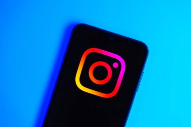 Prag, Çek: Logo instagramı ile izole edilmiş arka planda modern akıllı telefon aygıtı