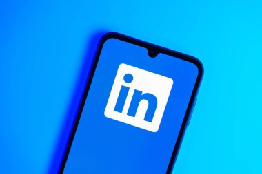 Prag, Çek: İzole edilmiş arkaplanda logoyla bağlantılı modern akıllı telefon