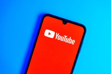 Prag, Çek: Logo youtube ile izole edilmiş arka planda modern akıllı telefon