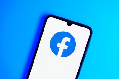 Prag, Çek: Logo facebook ile izole edilmiş arka planda modern akıllı telefon