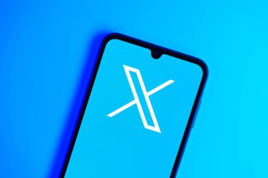 Prag, Çek Cumhuriyeti - 21 Ekim 2024: Dizüstü bilgisayarda X logosu gösteren modern akıllı telefon aygıtı.