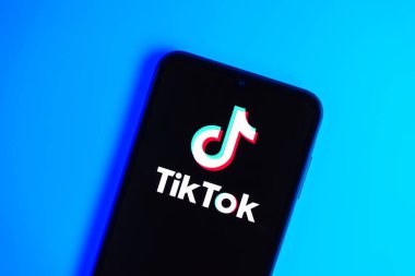 Prag, Çek: Logo tik tok ile izole edilmiş arka planda modern akıllı telefon 