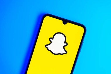 Prag, Çek: Logo snapchat ile izole edilmiş arka planda modern akıllı telefon aygıtı