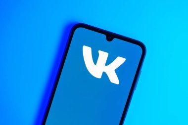 Prag, Çek: İzole edilmiş arka planda logo vk ile modern akıllı telefon