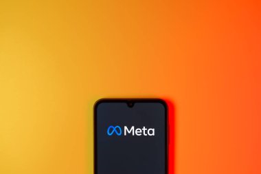 Prag, Çek: Logo meta ile izole edilmiş arka planda modern akıllı telefon