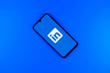 Prag, Çek: İzole edilmiş arkaplanda logo bağlantılı modern akıllı telefon aygıtı