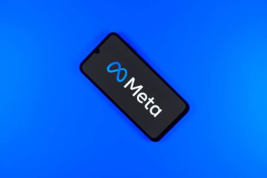 Prag, Çek: Logo meta ile izole edilmiş arka planda modern akıllı telefon aygıtı