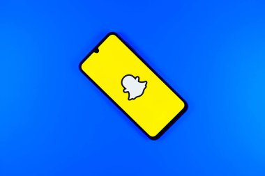 Prag, Çek: Logo snapchat ile izole edilmiş arka planda modern akıllı telefon aygıtı