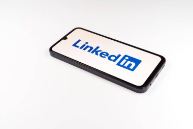 Prag, Çek: İzole edilmiş arkaplanda logo bağlantılı modern akıllı telefon aygıtı 