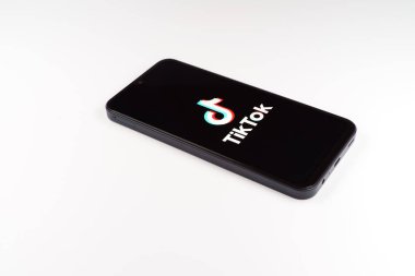 Prag, Çek: Logo tik tok ile izole edilmiş arka planda modern akıllı telefon aygıtı 