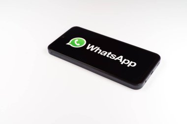 Prag, Çek: Logo Whatsapp ile izole edilmiş arka planda modern akıllı telefon aygıtı