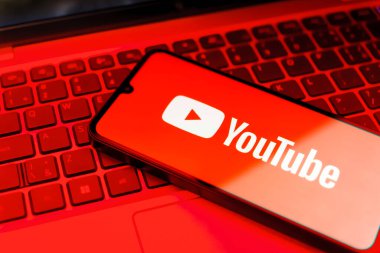 Prag, Çek: Laptop bilgisayarında Youtube logosu olan modern akıllı telefon