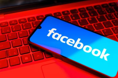 Prag, Çek: Bilgisayarında facebook logosu olan modern akıllı telefon