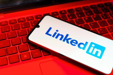 Prag, Çek: Laptop bilgisayarında logo bağlantısı olan modern akıllı telefon