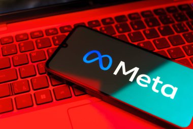 Prag, Çek Cumhuriyeti - 10 21 2024: Meta logosunu gösteren akıllı telefon