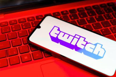 Prag, Çek: Dizüstü bilgisayarında seğirme logosu olan modern akıllı telefon