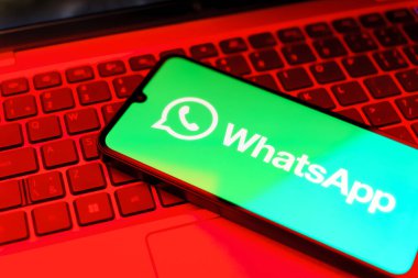 Prag, Çek: Laptop bilgisayarında Whatsapp logosu olan modern akıllı telefon