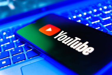 Prag, Çek: Laptop bilgisayarında Youtube logosu olan modern akıllı telefon