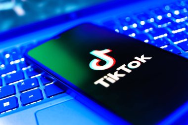 Prag, Çek: Laptop bilgisayarında tik tok logosu olan modern akıllı telefon
