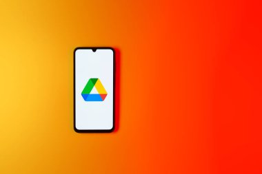 Prag, Çek Cumhuriyeti - 723 2024: Google Drive logosunu gösteren akıllı telefon