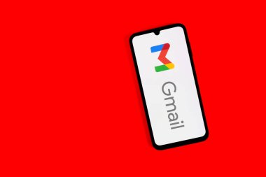 Prag, Çek Cumhuriyeti - 720 2024: Google Gmail logosunu gösteren akıllı telefon.