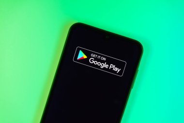 Prag, Çek: Logo Google oynatma ile izole edilmiş arka planda modern akıllı telefon aygıtı