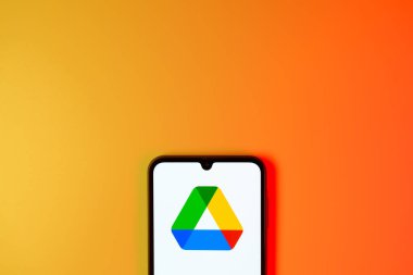 Prag, Çek Cumhuriyeti - 723 2024: Google Drive logosunu gösteren akıllı telefon.