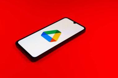 Prag, Çek Cumhuriyeti - 21 Ekim 2024: Tek sürücü logosunu gösteren modern akıllı telefon aygıtı.