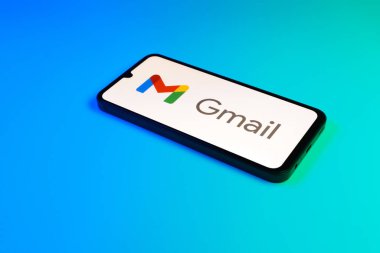Prag, Çek: Logo gmail ile izole edilmiş arka planda modern akıllı telefon aygıtı
