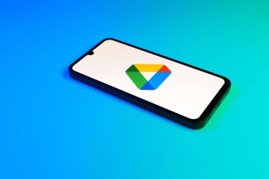 Prag, Çek Cumhuriyeti - 723 2024: Google Drive logosunu gösteren akıllı telefon.