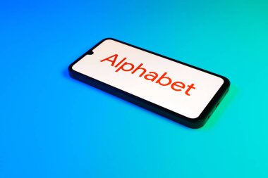 Prag, Çek: Logo alfabesiyle izole edilmiş arka planda modern akıllı telefon aygıtı 