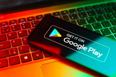 Prag, Çek Cumhuriyeti - 21 Ekim 2024: Google Play logosunu gösteren modern akıllı telefon aygıtı.