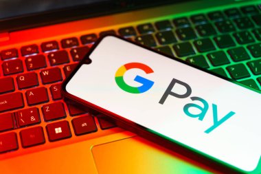 Prag, Çek Cumhuriyeti - 21 Ekim 2024: Google Pay logosunu gösteren modern akıllı telefon aygıtı.